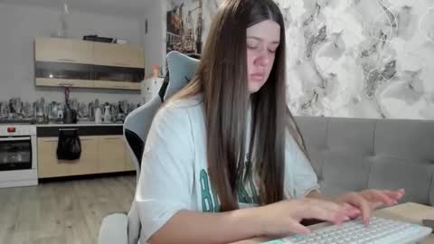 Aletta Oushen online show from November 26, 2025, 10:38 am