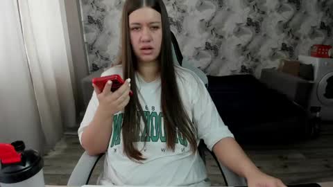 Snapshot of elisa_kollin chatting on April 26, 2026, 6:44 am Aletta Oushen online show from April 26, 2026, 6:44 am