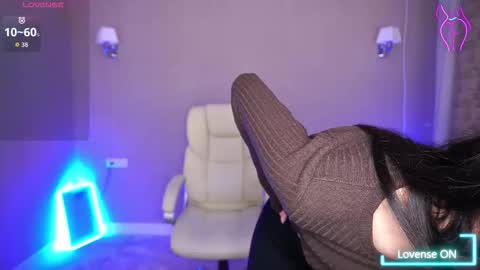 Snapshot of elisevelour chatting on December 4, 2025, 1:53 pm elisevelour online show from December 4, 2025, 1:53 pm