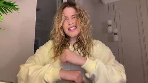 Stephanie online show from April 3, 2026, 9:35 pm