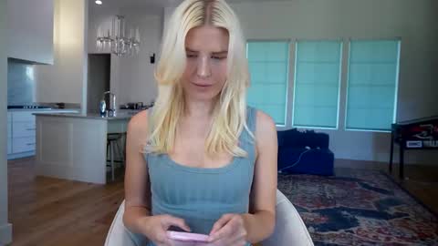 Snapshot of eliza_lizbethx chatting on November 10, 2025, 8:52 pm Liz online show from November 10, 2025, 8:52 pm