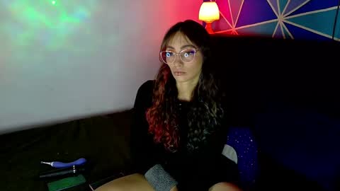 elizabeht_911 online show from April 14, 2026, 9:32 pm