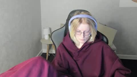 Elizabeth online show from December 2, 2025, 1:00 am