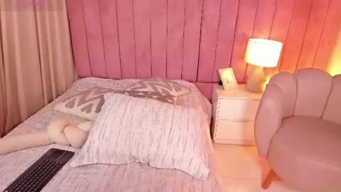 elizabeth_roche online show from July 13, 2026, 4:21 pm