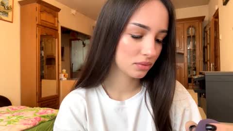 Mia online show from November 24, 2025, 10:26 am