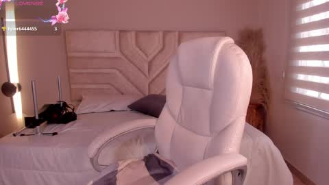 Ella Olmos  online show from May 20, 2026, 2:01 pm