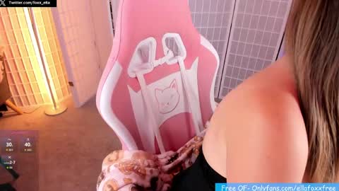 Snapshot of ella_foxx chatting on April 14, 2026, 3:01 am ella_foxx online show from April 14, 2026, 3:01 am