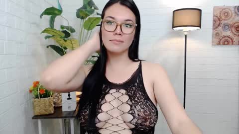 Snapshot of ellahollywood1818 chatting on February 4, 2026, 1:44 am CINDERELLA online show from February 4, 2026, 1:44 am