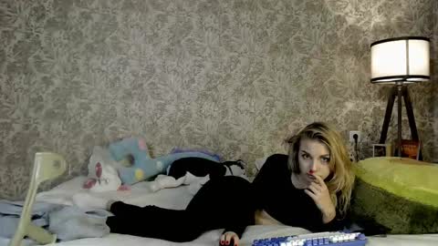 ellamilla online show from September 9, 2025, 9:36 pm