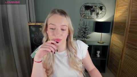 Snapshot of elldiana chatting on December 15, 2025, 1:32 am elldiana online show from December 15, 2025, 1:32 am