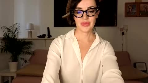 elle_melle online show from September 10, 2025, 4:51 pm