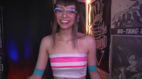 Snapshot of elle_uwu chatting on December 21, 2025, 6:59 pm follow me on instagram . online show from December 21, 2025, 6:59 pm