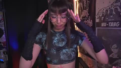 Snapshot of elle_uwu chatting on December 22, 2025, 4:26 pm follow me on instagram . online show from December 22, 2025, 4:26 pm