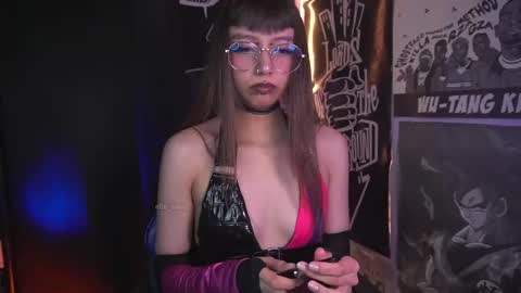 Snapshot of elle_uwu chatting on January 8, 2026, 12:18 pm follow me on instagram . online show from January 8, 2026, 12:18 pm