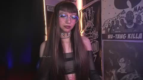 Snapshot of elle_uwu chatting on January 15, 2026, 4:55 pm follow me on instagram . online show from January 15, 2026, 4:55 pm