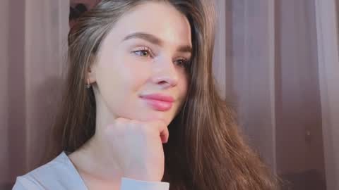 Snapshot of elliephant_ chatting on December 23, 2024, 2:17 pm just Emily online show from December 23, 2024, 2:17 pm