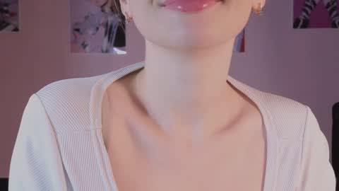 Snapshot of elliephant_ chatting on December 24, 2024, 6:39 pm just Emily online show from December 24, 2024, 6:39 pm