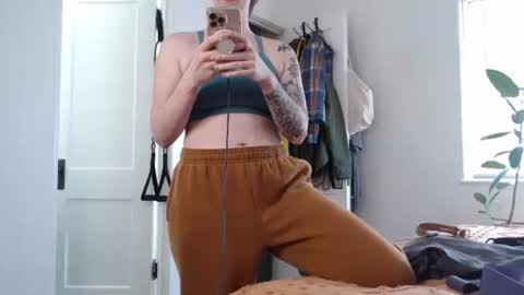 Ellie Rowyn online show from March 24, 2026, 8:47 pm