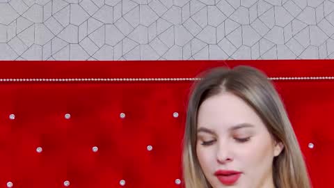 Elsa Jean online show from October 27, 2025, 5:11 am