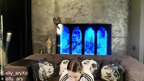 elly_ary online show from February 1, 2026, 9:35 pm