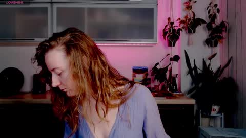 elly_helly online show from December 16, 2025, 8:25 pm