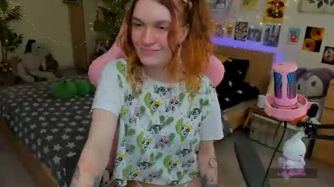 Snapshot of elly_milas chatting on July 11, 2026, 1:25 pm Elly Fansly online show from July 11, 2026, 1:25 pm