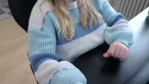 Elly online show from October 17, 2025, 2:08 pm