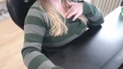 Elly online show from October 21, 2025, 1:56 pm