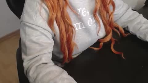 Snapshot of elly_petite chatting on January 7, 2026, 8:11 pm Elly online show from January 7, 2026, 8:11 pm