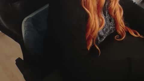 Snapshot of elly_petite chatting on February 17, 2026, 4:57 pm Elly online show from February 17, 2026, 4:57 pm