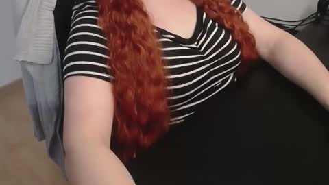 Snapshot of elly_petite chatting on February 25, 2026, 8:13 am Elly online show from February 25, 2026, 8:13 am