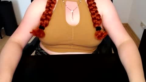 Snapshot of elly_petite chatting on June 18, 2026, 11:03 am Elly online show from June 18, 2026, 11:03 am
