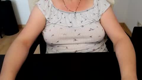 Snapshot of elly_petite chatting on June 29, 2026, 11:43 am Elly online show from June 29, 2026, 11:43 am