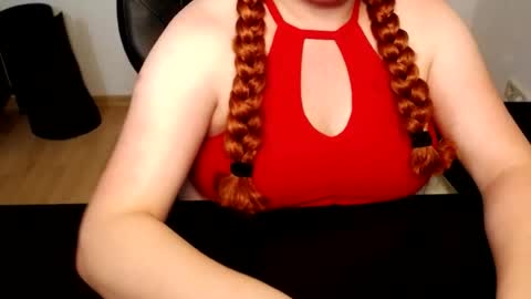 Snapshot of elly_petite chatting on July 7, 2026, 7:29 pm Elly online show from July 7, 2026, 7:29 pm