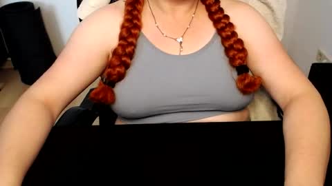 Snapshot of elly_petite chatting on July 8, 2026, 7:35 am Elly online show from July 8, 2026, 7:35 am