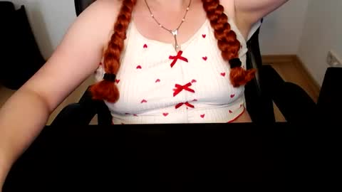 Snapshot of elly_petite chatting on July 13, 2026, 11:35 am Elly online show from July 13, 2026, 11:35 am