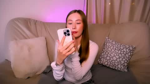 Snapshot of ellycolins_ chatting on April 16, 2026, 9:43 am Elly online show from April 16, 2026, 9:43 am