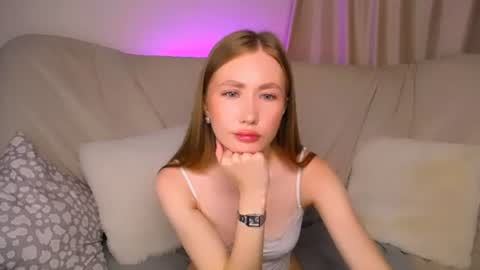 Snapshot of ellycolins_ chatting on June 19, 2026, 3:22 am Elly online show from June 19, 2026, 3:22 am
