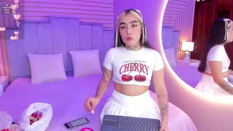 Snapshot of elodie_walker chatting on February 11, 2025, 12:05 pm Elodie online show from February 11, 2025, 12:05 pm