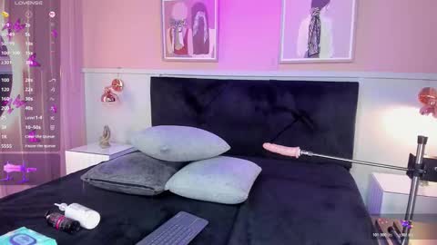 Snapshot of elodie_walker chatting on October 29, 2025, 1:35 pm Elodie online show from October 29, 2025, 1:35 pm