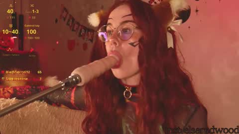 ElsaRedwood online show from October 31, 2025, 3:35 pm