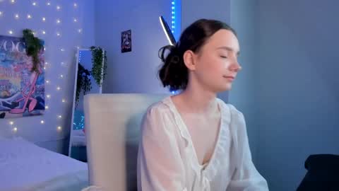 Elvienne online show from June 6, 2026, 3:11 am