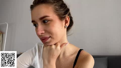 Elysia online show from October 19, 2025, 4:46 am