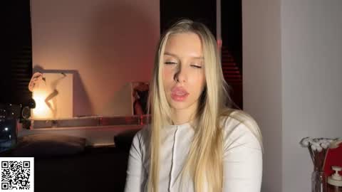 Elysia online show from December 14, 2025, 12:05 am