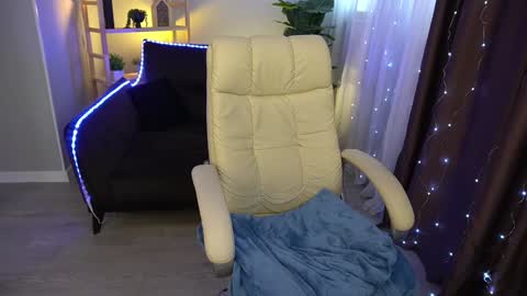 Snapshot of elyslunar_ chatting on January 15, 2025, 12:25 pm Call me Elis online show from January 15, 2025, 12:25 pm