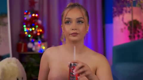 Elyssa online show from December 13, 2025, 8:04 pm