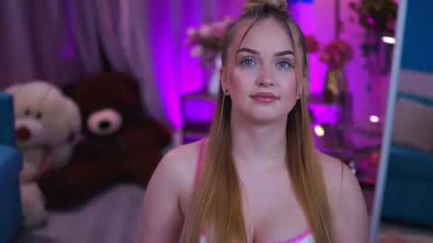 Elyssa online show from April 14, 2026, 6:36 pm