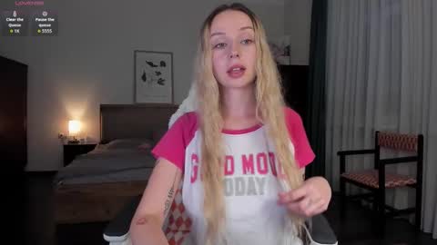 Emilie online show from November 17, 2025, 3:51 pm