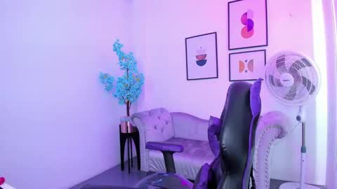 Ema louisx  online show from January 19, 2025, 12:39 pm