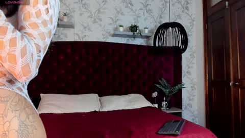 Snapshot of ema_luna_ chatting on September 8, 2025, 8:41 pm Ema online show from September 8, 2025, 8:41 pm